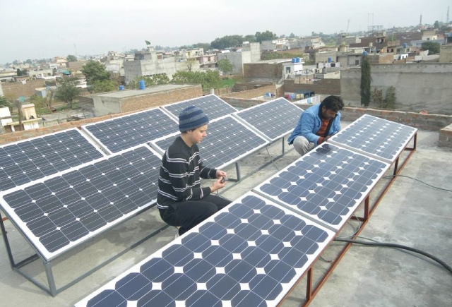 Lamb Lamp skolan i Pakistan har fått solpaneler