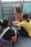 Skottskadad flicka fick hjälp i Thailand