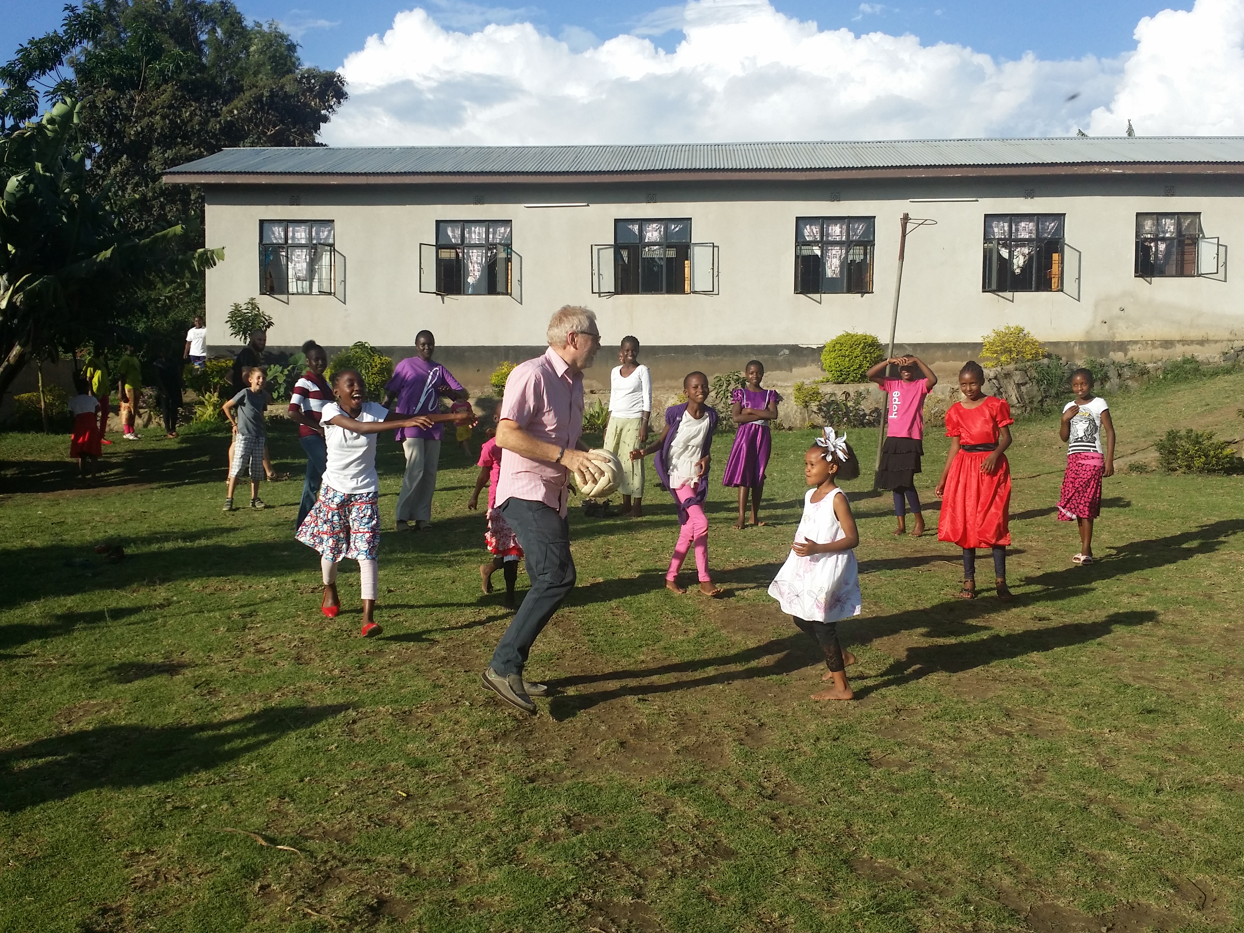 Motiverade elever i New Life Academy i Tanzania