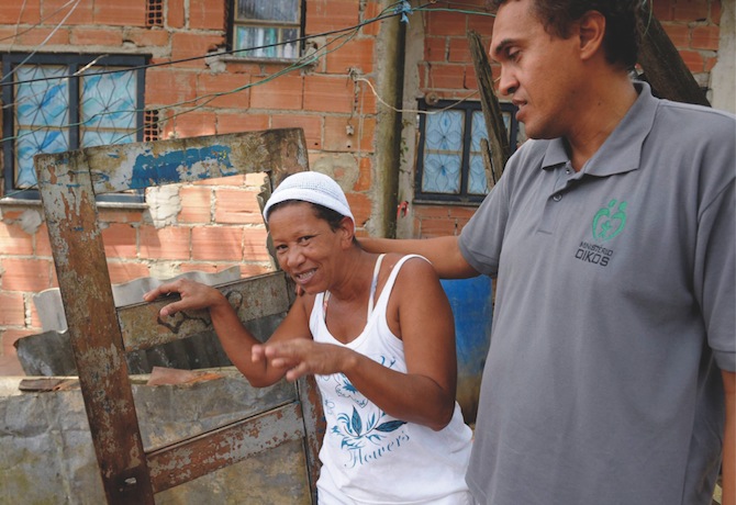Vera, som tack vare projektets hjälp fick sin våldsamme och alkoholiserade man portförbjuden, här tillsammans med Marcelo.