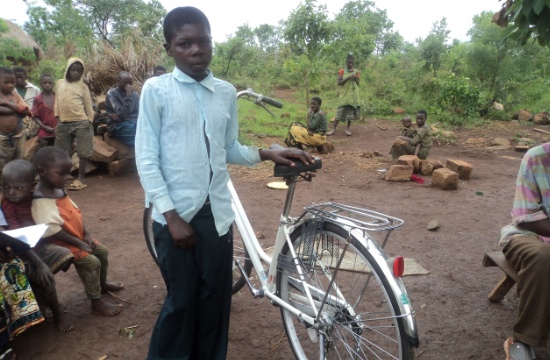 Mashaka Shadrak med sin nya cykel. Nu kan han ta sig till skolan trots sitt höftfel.