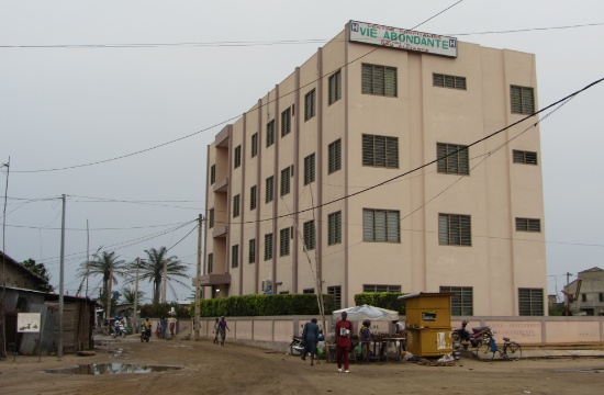 Hälsocenter Agla ligger i ett fattigt område med många slitna hus runtom. 
