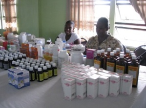 Farmaceutvolontärer under en hälsodag i Albouystown där kunderna  kunde hämta ut receptmedicin gratis. 