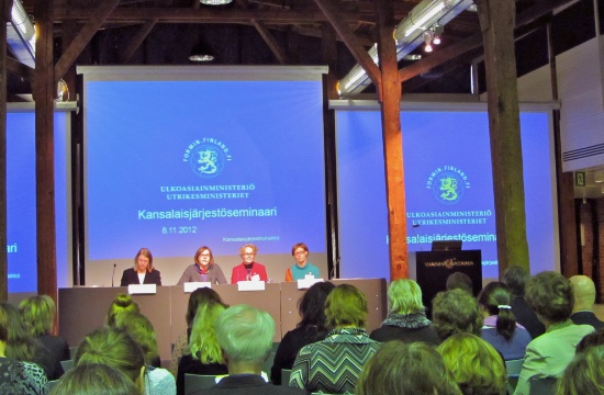 Fr.v: Anne Sipiläinen, utvecklingsminister Heidi Hautala, Pirkko-Liisa Kyöstilä och Kirsi Pulkkinen. 