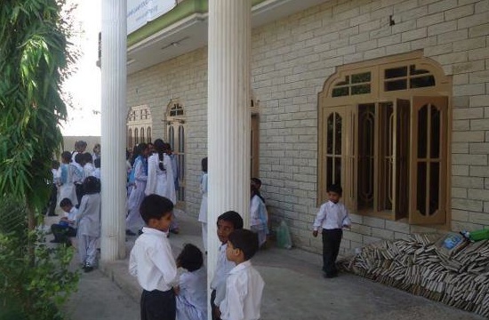 Elever utanför den nya skolbyggnaden som skolan har kunnat flytta in i tack vare insamlingen.