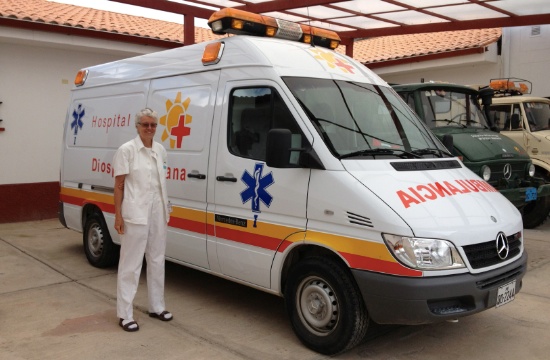 Lotten bredvid en av sjukhusets ambulanser.