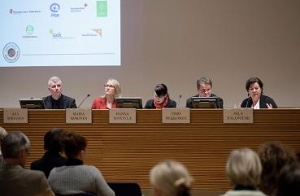 I panelen från vänster: Axa Sorjanen, Maria Immonen, Hanna Mäntylä, Timo Olkkonen,Aila Paloniemi.