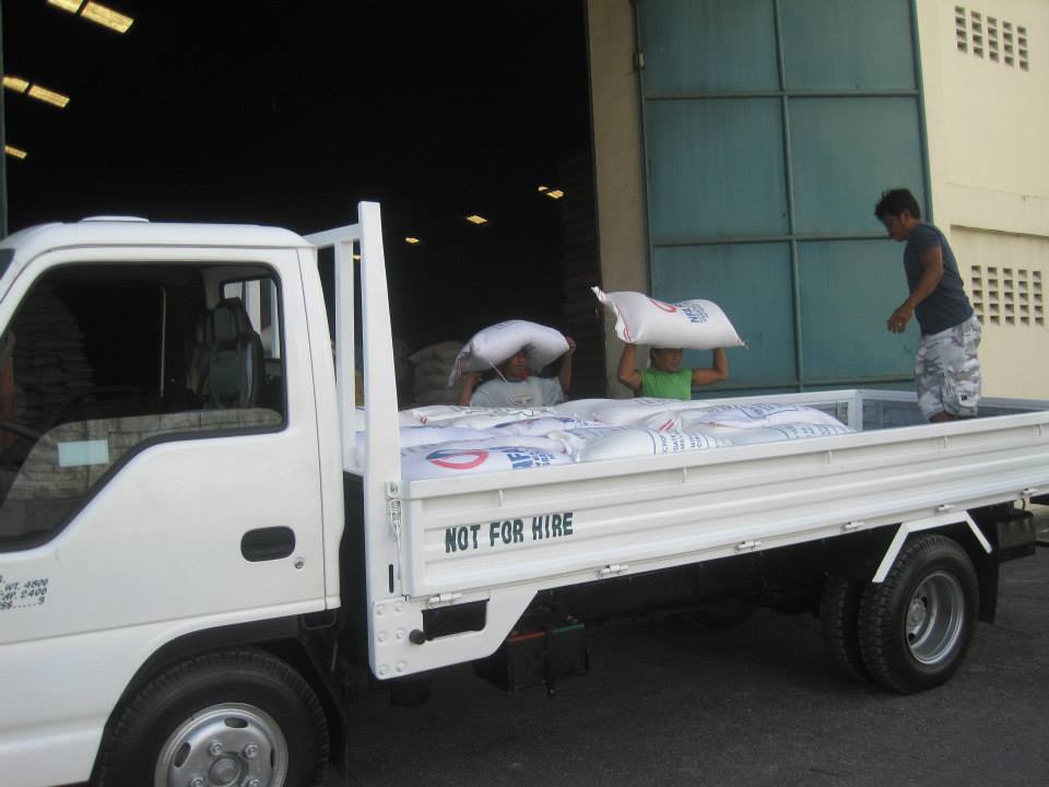 En truck lastades idag och körs till Leyte med tältdukar, 2,5 ton ris och andra förnödenheter. Foto: Andreas Pettersson