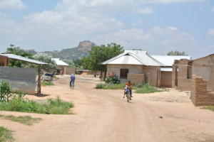 Swswa i Dodoma. De lottlösa är ofta ensamstående mammor med en hop barn, en del egna men ofta andras. Ofta bor de på nåder i ett hus, men kastas ut när ägaren får en hyresgäst som kan betala hyra.