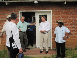 Inspektion av solenergi på sjukhuset i Nyadire Mission. Från höger Nyadire Missions ordförande Julius Tsiga, ambassadör Timo Olkkonen, Finlands honorärkonsul i Harare Jim Ward, skymd är Nyadire Missions ansvariga pastor Forbes Matonga och med ryggen till Rådet för missions ordförande Bernt Klockars. Foto: Robin Söderholm.